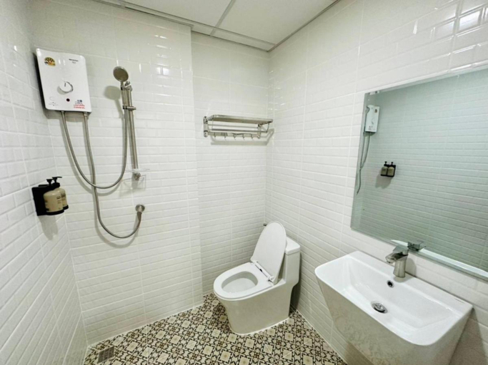 Bathroom 4, H-Banaat Hotel near Yanhee Hospital, Bang Plad
