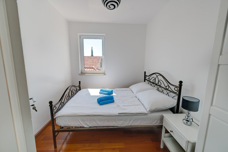 Bedroom 2, Adorable Apartment in Murter with Hot Tub, Murter