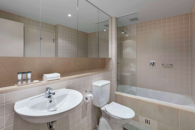 Bedroom 5, Oaks Glenelg Plaza Pier Suites, Adelaide