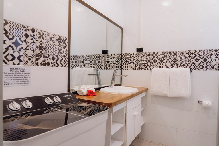 Bathroom 5, Smugglers Cove Beach Resort and Hotel, Ba