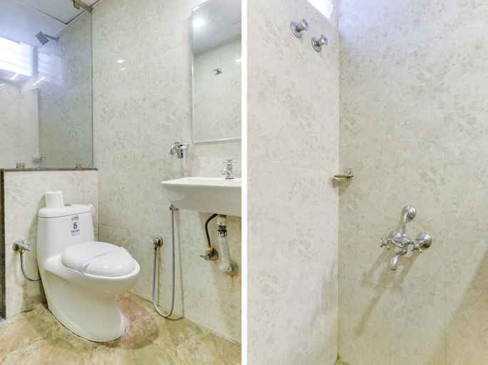 Bathroom, Hotel Grand Gayathri, Kancheepuram