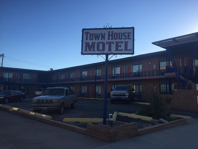 Others 2, TownHouse Motel, Logan