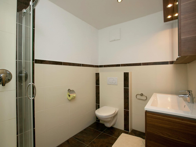 Bathroom 3, Gorgeous Chalet with Hot Tub in Tyrol, Kitzbühel