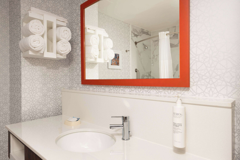 Bathroom 5, Hampton Inn & Suites Woodward, Woodward
