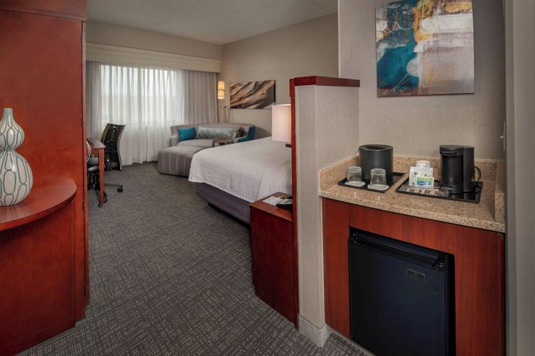 Bedroom 4, Courtyard Marriott Hagerstown, Washington