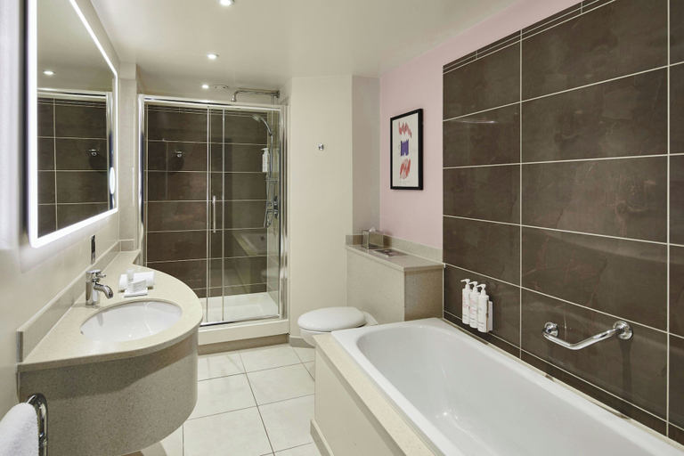 Bathroom 5, Manchester Marriott Hotel Piccadilly, Manchester