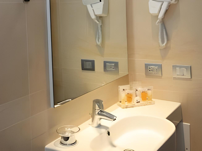 Bathroom 7