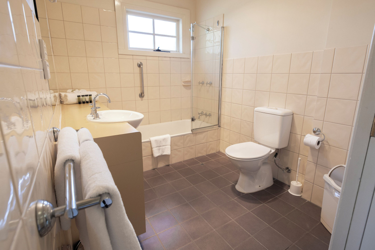 Bathroom 5, Country Club Villas, Meander Valley