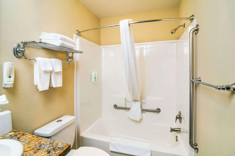 Bathroom 3, Quality Inn & Suites, Division No. 7