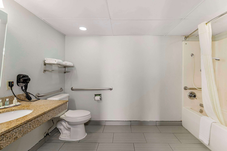 Bathroom 4, Quality Inn Siloam Springs West, Benton