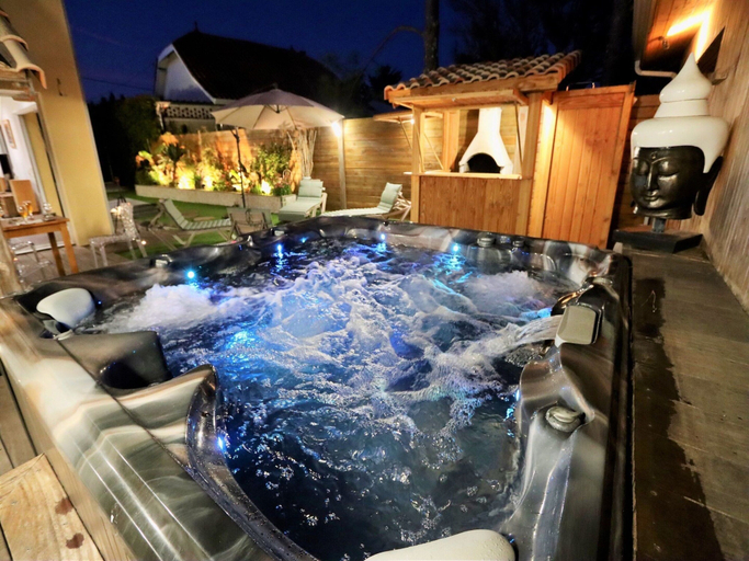 Outdoor spa tub, Villa in Lacanau-ocean Near Beach, Gironde