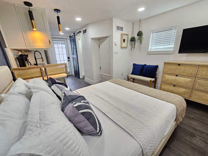 Bedroom 4, Crashpads, Orange