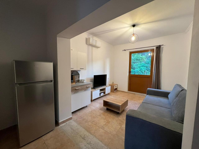 Others 4, Sajmir Suites, Përmetit