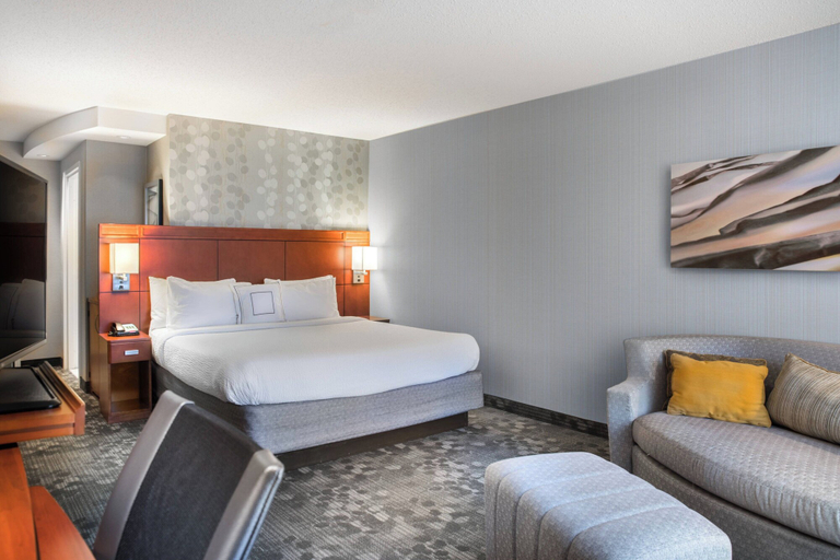 Bedroom 4, Courtyard Marriott Denton, Denton