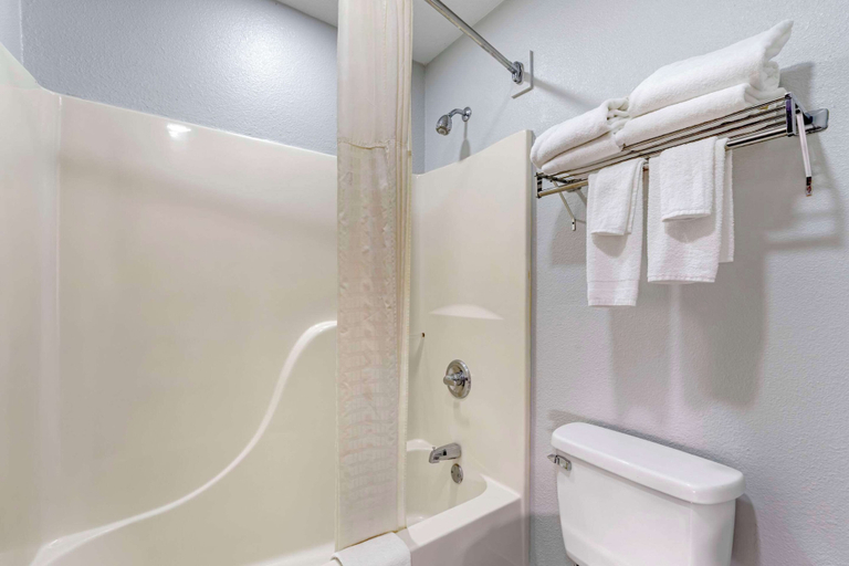 Bathroom 4, Quality Inn Siloam Springs West, Benton