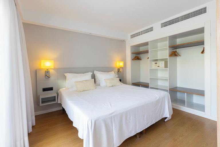 Bedroom 3, Hipotels Apartamentos Cala Bona, Baleares