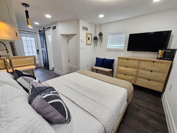 Bedroom 3, Crashpads, Orange