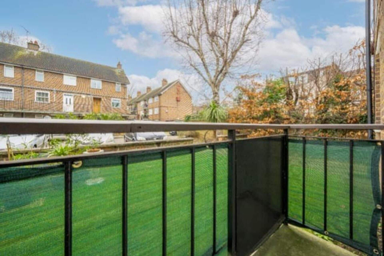 Property grounds, Pet Friendly 1bed Studio With Free Parking, London