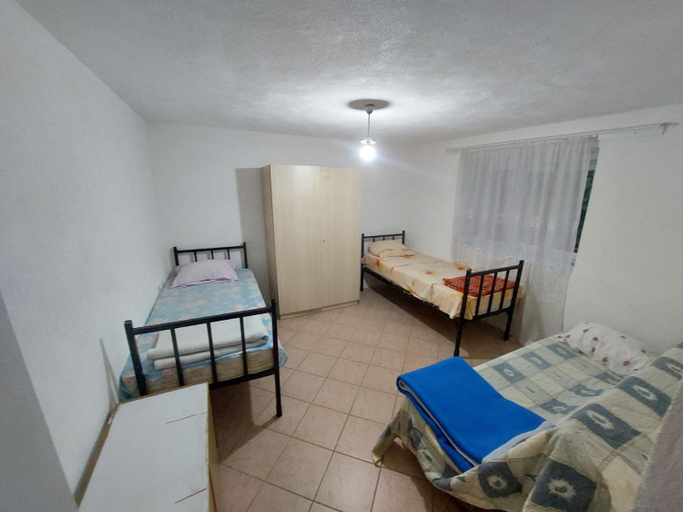 Others 5, Hostel Kuzmanovski