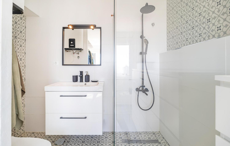 Bathroom 2, Beach Front Apartment In Torremolinos, Málaga
