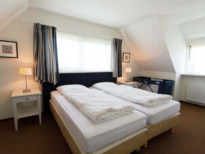 Room 4, Thatched Villa With two Bathrooms Near the Beach, Ameland