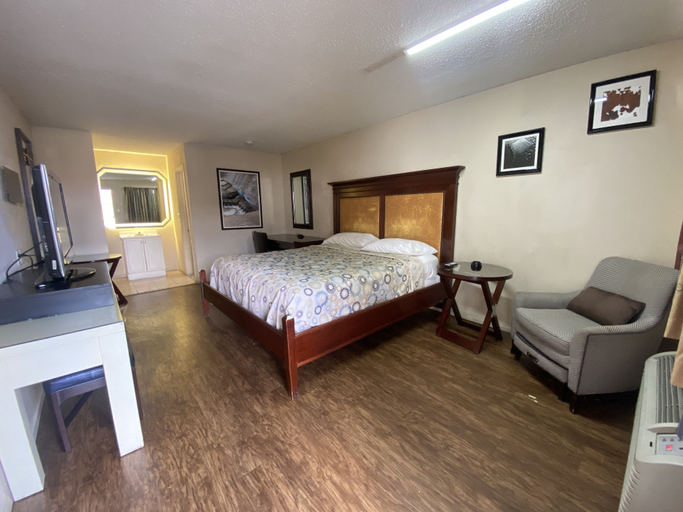 Bedroom 3, Great Western Inn & Suites - Saginaw, Tarrant