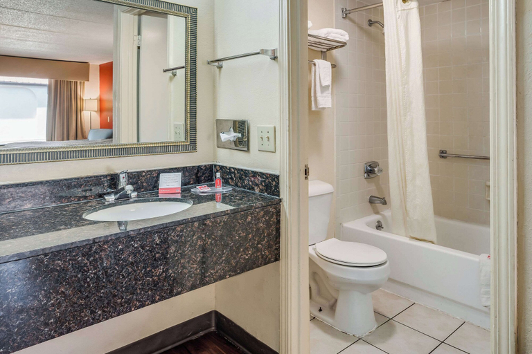 Bathroom 4, Econo Lodge Inn & Suites Griffin North, Spalding