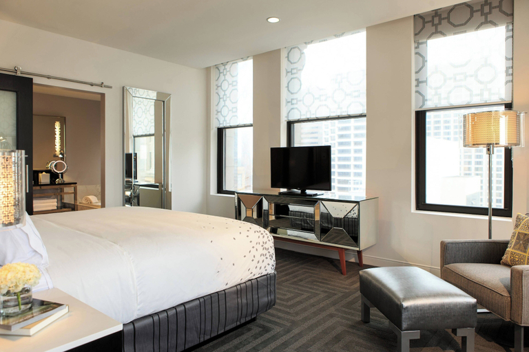 Bedroom 2, Renaissance Cincinnati Downtown Hotel, Hamilton