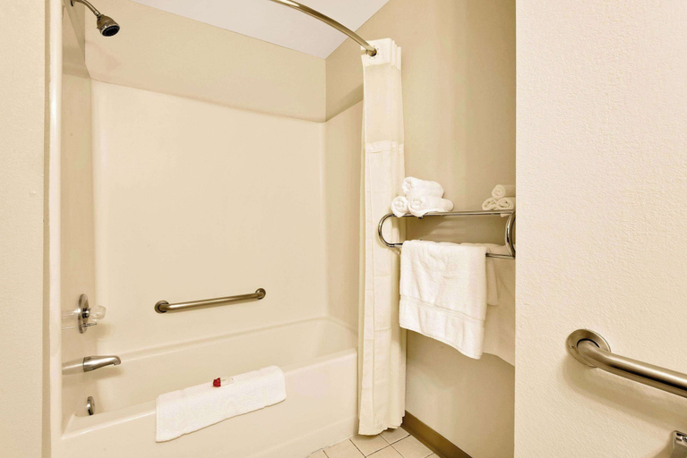 Bathroom 4, Baymont by Wyndham Lawrenceburg, Dearborn
