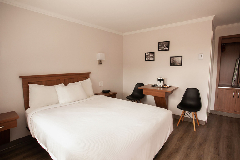 Bedroom 4, Motel Newstar Laval, Laval