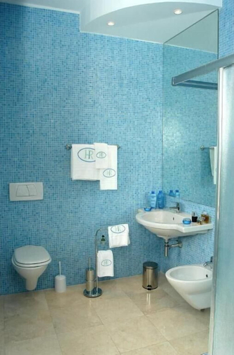 Bathroom 5, Hotel Royal, Chieti