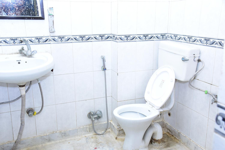 Bathroom, Hotel Shivansh Inn, Ghaziabad