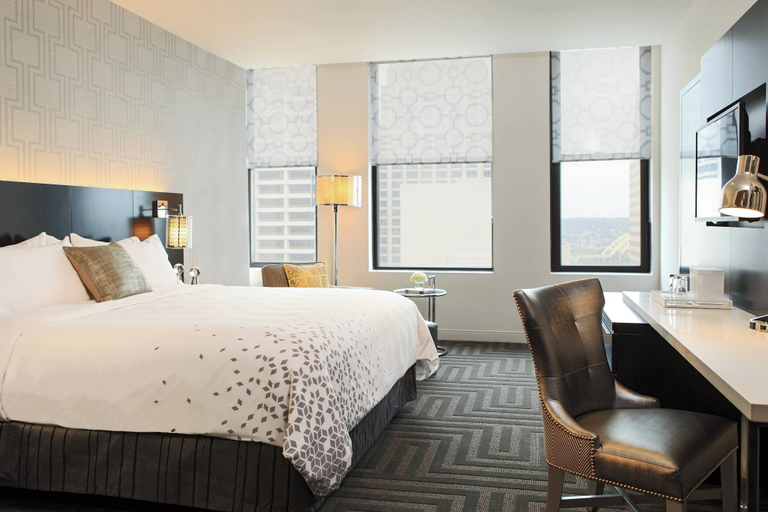 Bedroom 2, Renaissance Cincinnati Downtown Hotel, Hamilton