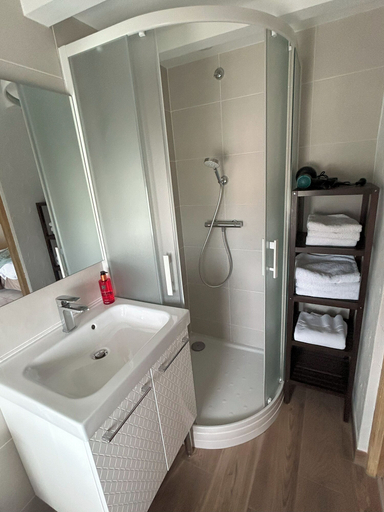 Bathroom 5, La Marelle, Côte-d'Or
