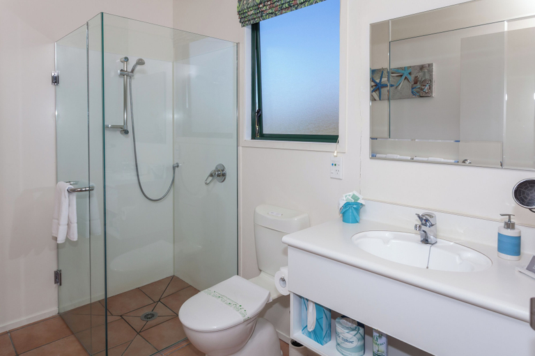 Bathroom 5, Coromandel Court Motel, Thames-Coromandel