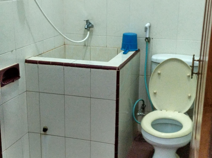 Bathroom 2, Hotel O Srikandi Hotel, Pacitan