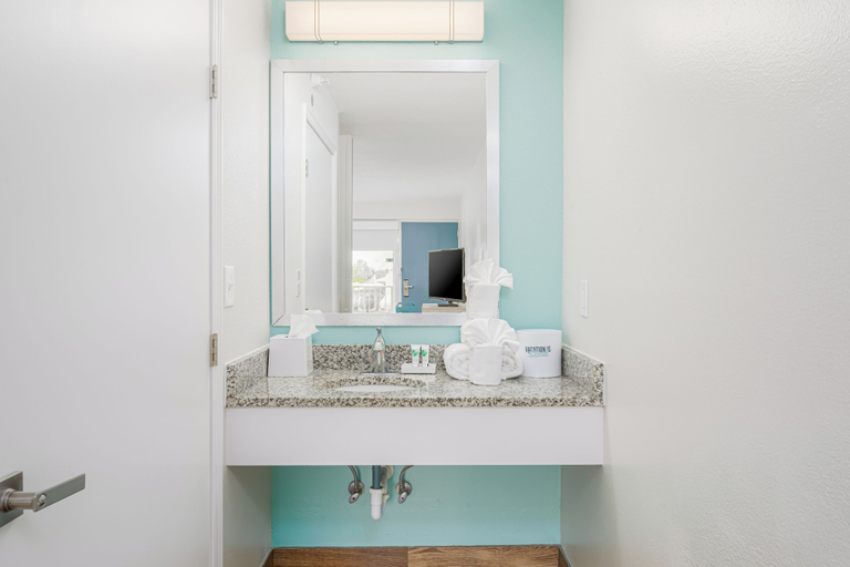Bathroom 5, Surf & Sand Hotel, Escambia