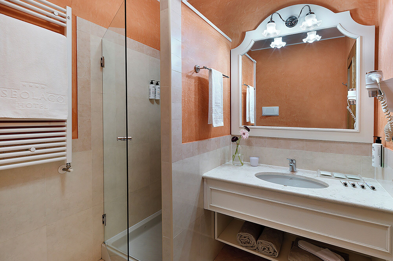 Bathroom 5, Iseolago Hotel, Brescia