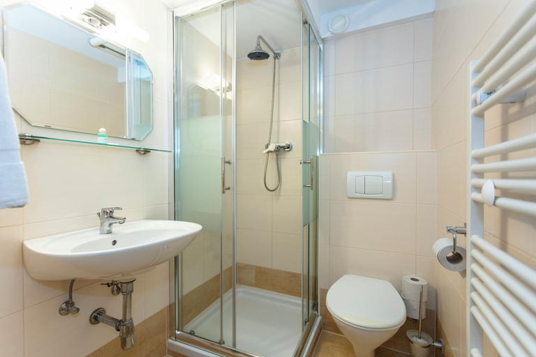 Bathroom 4, Hotel Restaurant Pizzeria Langreiter, Zell am See