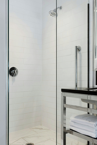 Bathroom 4, Renaissance Cincinnati Downtown Hotel, Hamilton