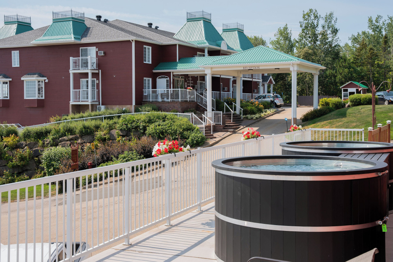 Exterior & Views 2, Hotel et Pavillons Le Petit Manoir du Casino, Charlevoix-Est