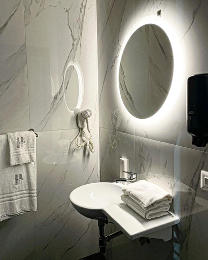 Bathroom 4, Hotel Trionfal, Napoli