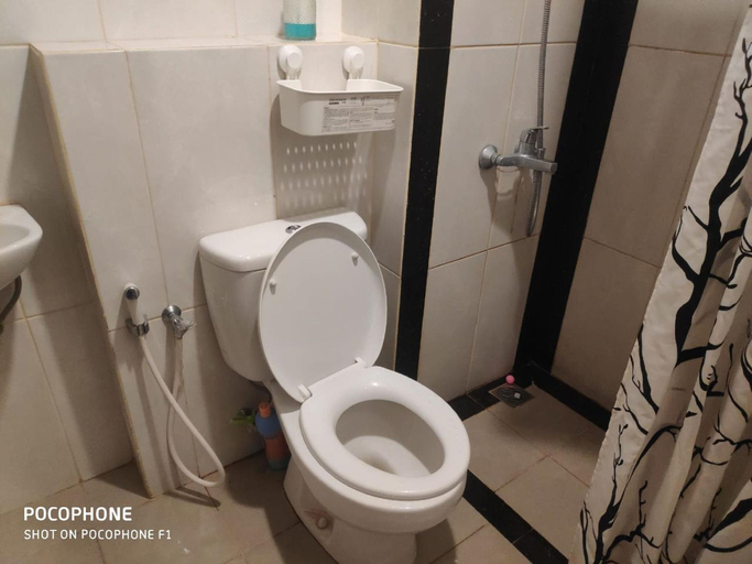 Bathroom, Apartemen Grand Kamala Lagoon by Damz Apart, Bekasi
