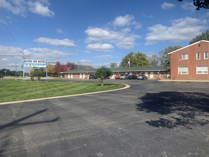 Exterior & Views, River Inn Motel, McHenry