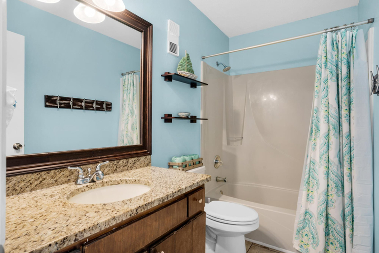 Bathroom 3, Endless Summer A21, Bay
