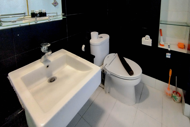 Bathroom 5, Comfy and Warm Studio at The Square Surabaya Apartment By Travelio, Surabaya