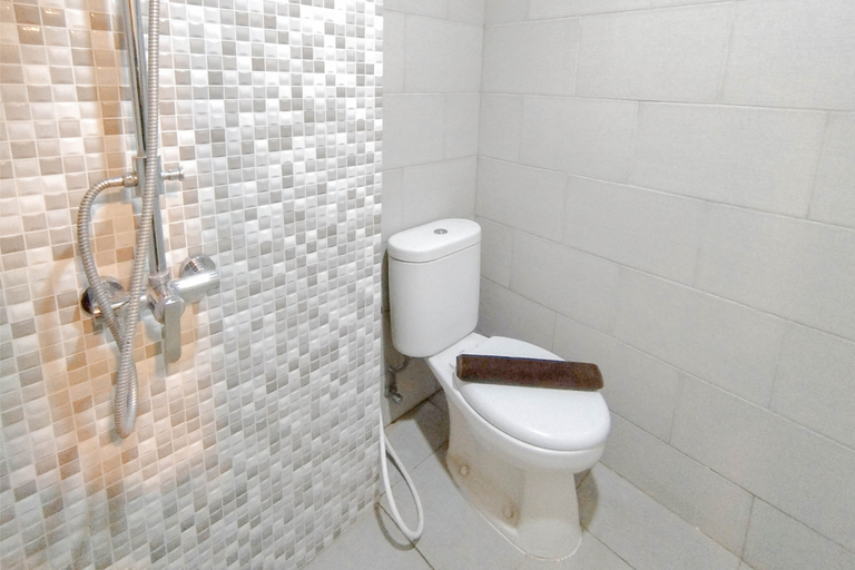 Bathroom 5, Comfortable Studio Direct Access to Mall at Anderson Supermall Mansion Apartment By Travelio, Surabaya
