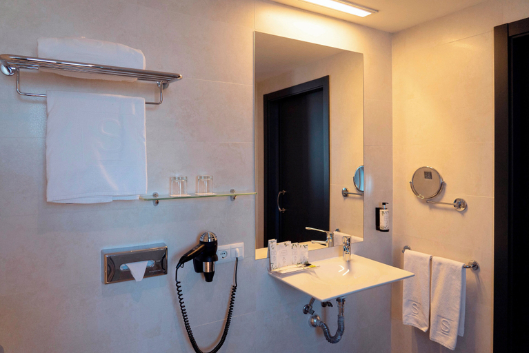 Bathroom 4, Sercotel Córdoba Medina Azahara, Córdoba