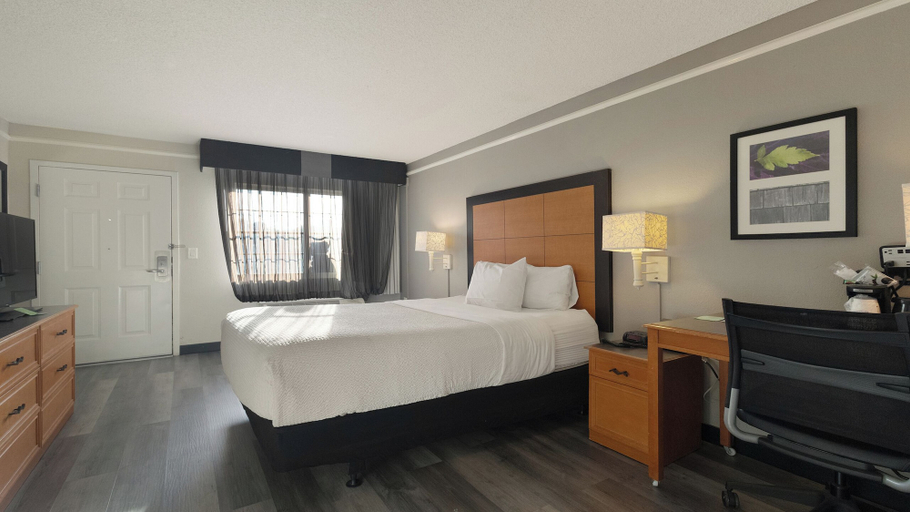 Bedroom 4, Howard Johnson by Wyndham Sacramento Downtown, Sacramento