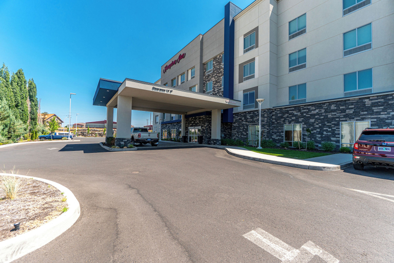 Exterior & Views 2, Hampton Inn Redmond Bend Airport, OR, Deschutes